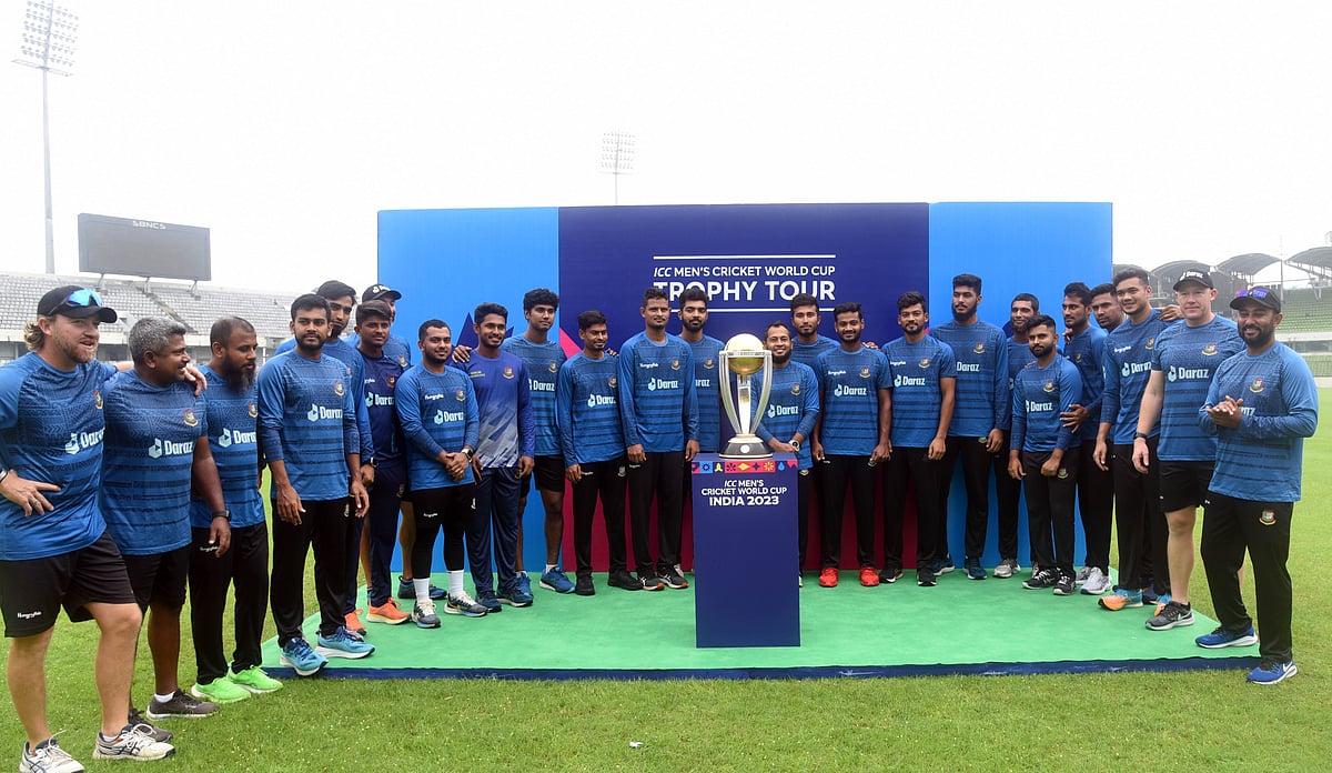 বিশ্বকাপ ট্রফির ছোঁয়ায় রোমাঞ্চিত বাংলাদেশের ক্রিকেটাররা
