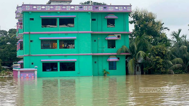 তিন দিন ধরে বানে ভাসছে খাগড়াছড়ির দীঘিনালা উপজেলার মেরুং ইউনিয়ন, সেখানে পানিবন্দি প্রায় নয়শ পরিবার। ছবি: সমির মল্লিক