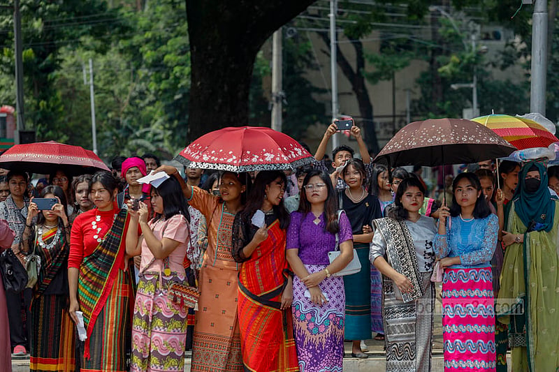 আন্তর্জাতিক আদিবাসী দিবস উপলক্ষে বুধবার ঢাকার কেন্দ্রীয় শহীদ মিনারে বর্ণিল সাজে বিভিন্ন নৃ-গোষ্ঠীর মানুষ।&amp;nbsp;ছবি: মাহমুদ জামান অভি