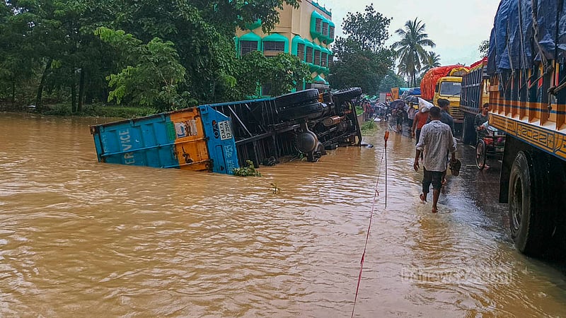 বৃষ্টি ও পাহাড়ি ঢলের পানিতে ডুবে থাকা চট্টগ্রাম কক্সবাজার মহাসড়কের কেরানীহাটে উল্টে যায় একটি কভার্ডভ্যান।&amp;nbsp;ছবি: সুমন বাবু&amp;nbsp;