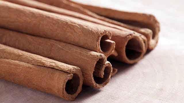 সকালে খালি পেটে দারুচিনি পানি পানের উপকারিতা