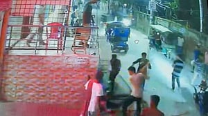 নারায়ণগঞ্জে আধিপত্য বিস্তারের দ্বন্দ্বে হামলা, পুলিশসহ আহত ১২