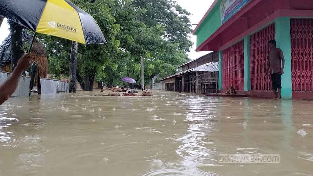 কক্সবাজারে ৩১ ইউনিয়নে পানিবন্দি লাখো মানুষ, ছুটছে আশ্রয়কেন্দ্রে