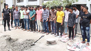 খুলনা মেডিকেল কলেজ হাসপাতালে ১১ দালালকে জেল-জরিমানা