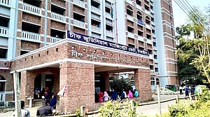 টাঙ্গাইলে জাল পর্চায় জমি কেনা-বেচার অভিযোগে চিকিৎসকসহ ১০ জন কারাগারে