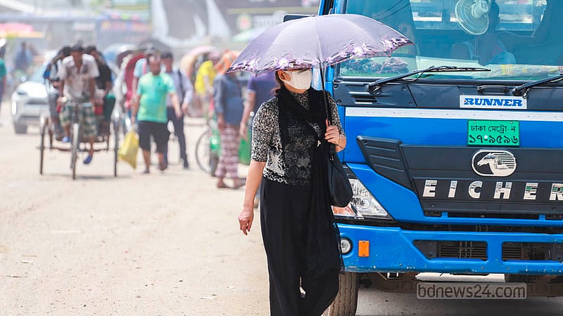 ঢাকার মোহাম্মদপুর বাসস্ট্যান্ড এলাকায় প্রখর রোদ ও ধুলায় ভোগান্তিতে পথচারীরা।&amp;nbsp;ছবি: তাওহীদুজ্জামান তপু