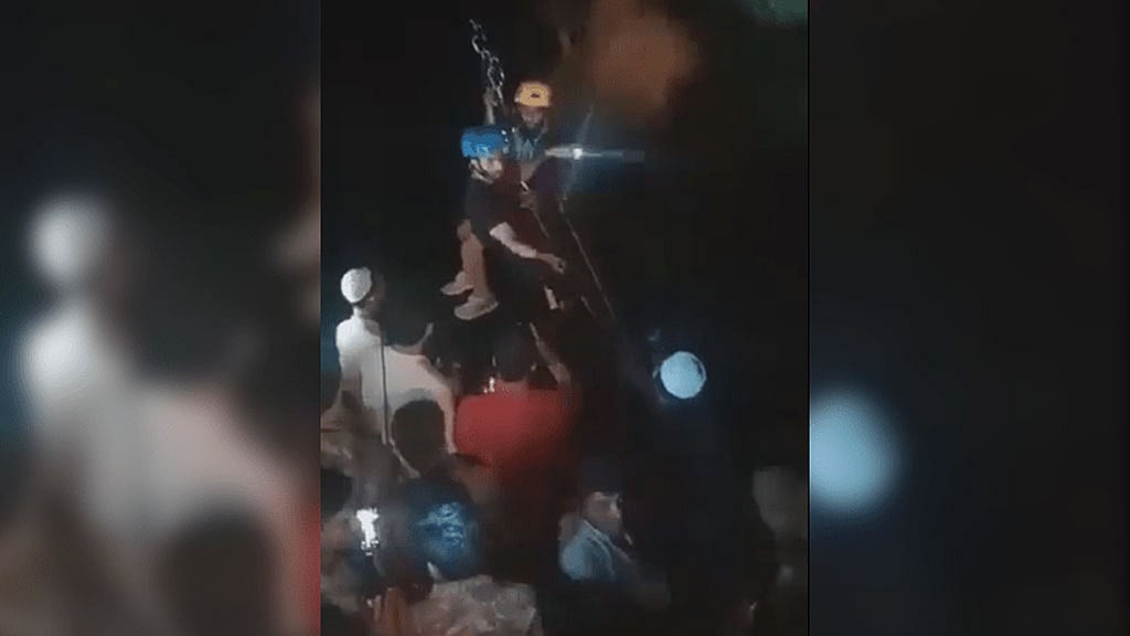 পাকিস্তানে কেবল কারে আটকা পড়া সবাইকে উদ্ধার