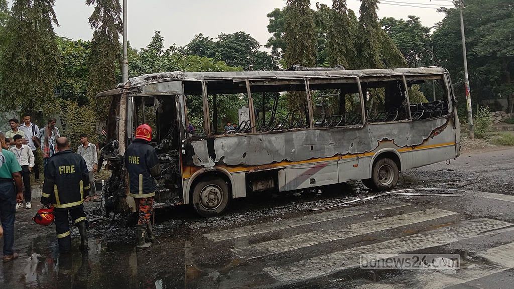 সাত সকালে আগারগাঁওয়ে পুড়ল বাস