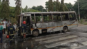 সাত সকালে আগারগাঁওয়ে পুড়ল বাস