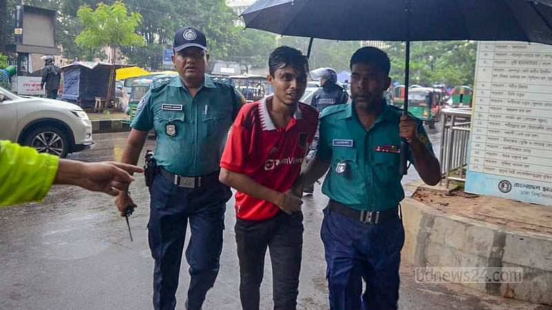 ঢাকার শাহবাগ মোড়ে গাড়ি ভাঙচুরের অভিযোগে আন্দোলনরত এইচএসসি পরীক্ষার্থীদের কয়েকজনকে পুলিশ ধরে নিয়ে যায়।