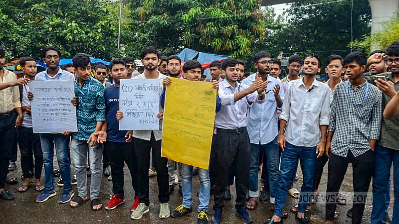 এইচএসসি পরীক্ষা পেছানোর দাবিতে&amp;nbsp;শিক্ষার্থীরা সোমবার শাহবাগে সড়কের পাশে অবস্থান কর্মসূচি পালন করছে।