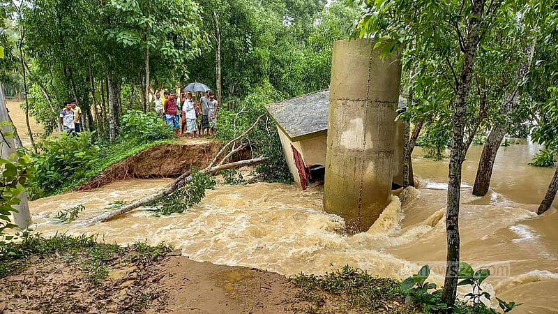 ফেনীতে টানা বর্ষণ ও উজান থেকে নেমে আসা পাহাড়ি ঢলে সৃষ্ট বন্যা পরিস্থিতি কিছু কিছু জায়গায় উন্নতি হলেও এখনও পানি আটকে রয়েছে অনেক জায়গায়।