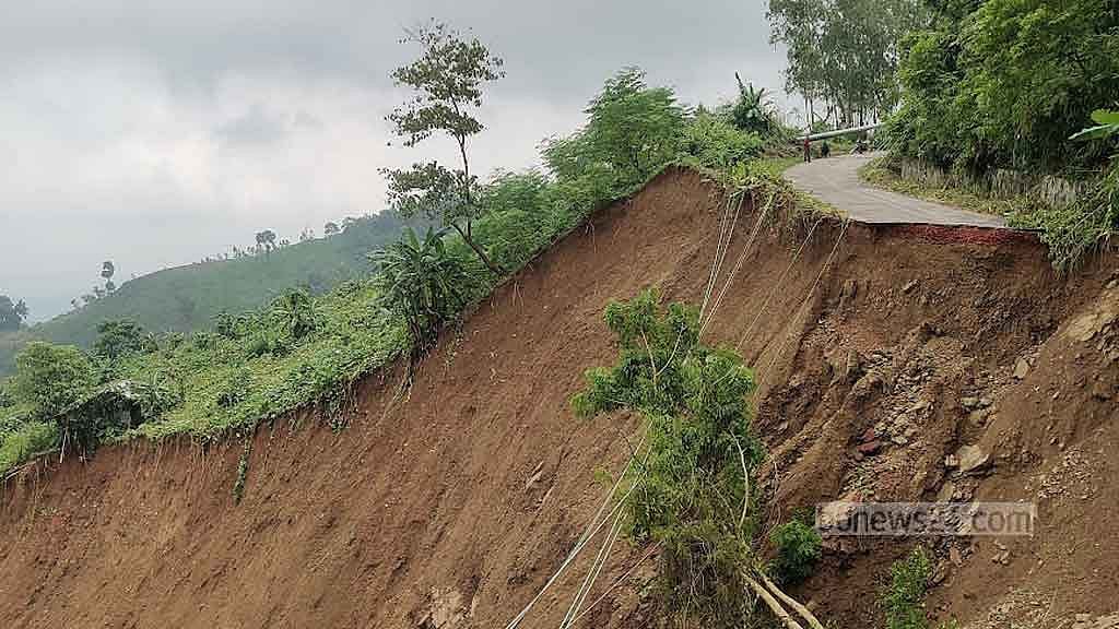 বান্দরবানের রুমা-থানচি সড়কে ব্যাপক ধস, যোগাযোগ বিচ্ছিন্ন