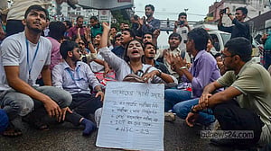 এইচএসসি পরীক্ষার্থীরা সড়কে