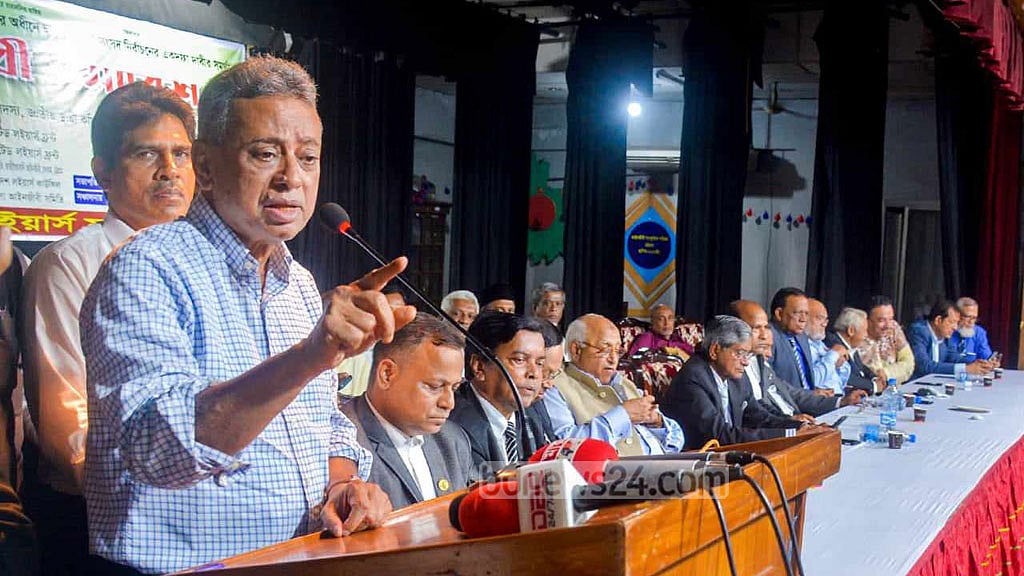 সরকার সমর্থক বিচারকদের রাজনীতিবিদ হতে বললেন আমীর খসরু