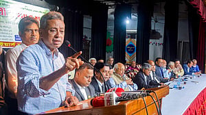সরকার সমর্থক বিচারকদের রাজনীতিবিদ হতে বললেন আমীর খসরু