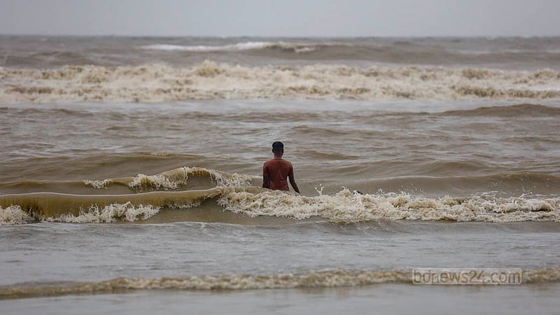 কক্সবাজারে ৩ নম্বর স্থানীয় সতর্ক সংকেত চলছে, সেই উত্তাল সমুদ্রেই গোসল করছেন পর্যটকরা।&amp;nbsp;ছবি: মাহমুদ জামান অভি
