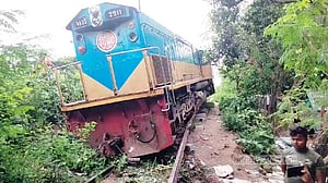 ভৈরবে ঘোরাতে গিয়ে এগার সিন্ধুরের ইঞ্জিন লাইনচ্যুত, বগি প্ল্যাটফর্মে