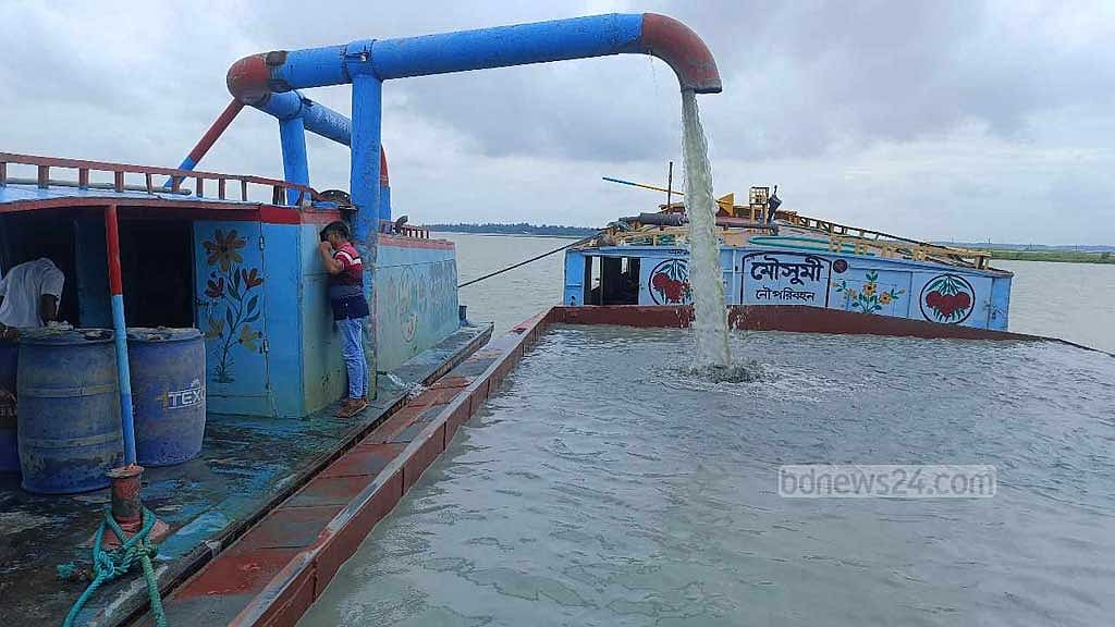 নরসিংদীতে অবৈধ বালু উত্তোলনের দায়ে ১০ লাখ টাকা জরিমানা, ড্রেজার জব্দ