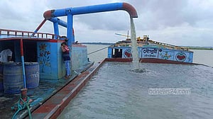 নরসিংদীতে অবৈধ বালু উত্তোলনের দায়ে ১০ লাখ টাকা জরিমানা, ড্রেজার জব্দ