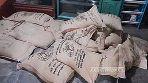 সিরাজগঞ্জে সরকারি ২৩ বস্তা চাল জব্দ, নারীকে জরিমানা
