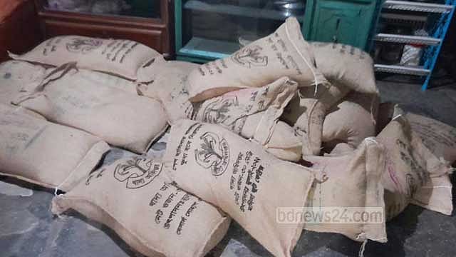সিরাজগঞ্জে সরকারি ২৩ বস্তা চাল জব্দ, নারীকে জরিমানা