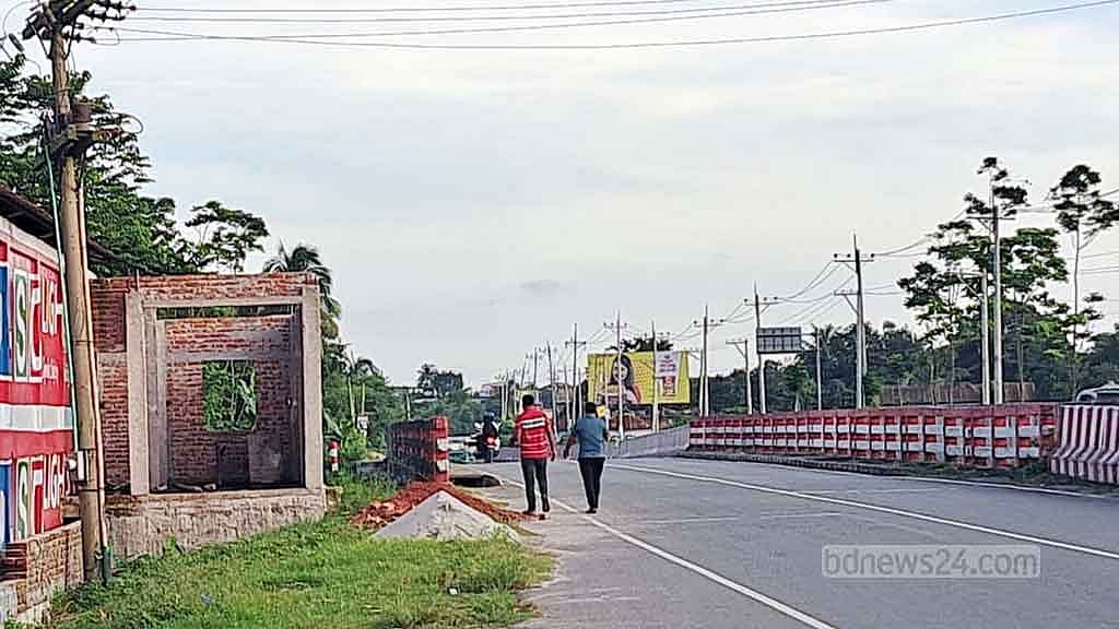 কুমিল্লায় ‘সওজের জায়গায়’ আওয়ামী লীগ নেতার পাকা স্থাপনা