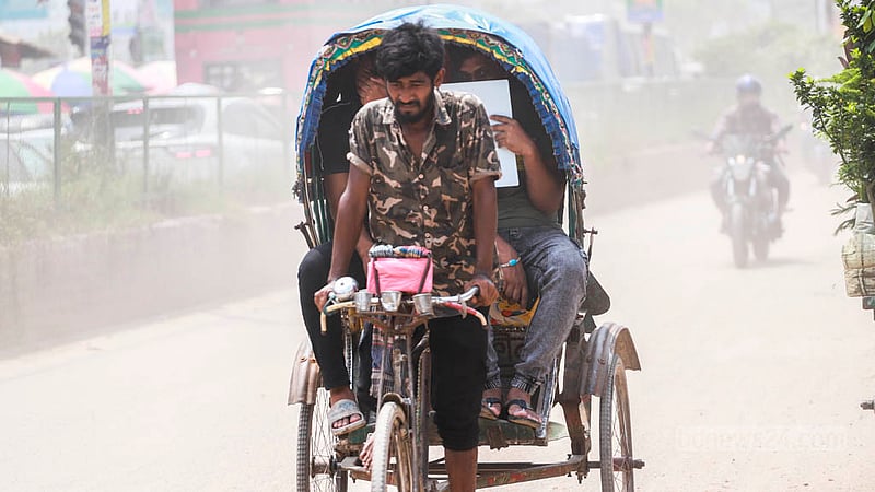 ঢাকার মোহাম্মদপুর বাসস্ট্যান্ড এলাকায় গাড়ি চললেই উড়ছে ধুলা; এ সময় দূরে কিছুই দেখা যায় না।&amp;nbsp;ছবি: তাওহীদুজ্জামান তপু