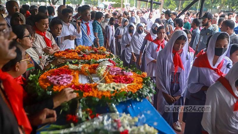 শিশু-কিশোরদের সংগঠন খেলাঘরের বিভিন্ন জেলার সদস্যরা সংগঠনটির প্রতিষ্ঠাতা পান্না কায়সারের প্রতি ফুলেল শ্রদ্ধা জানান।&amp;nbsp;ছবি: তাওহীদুজ্জামান তপু