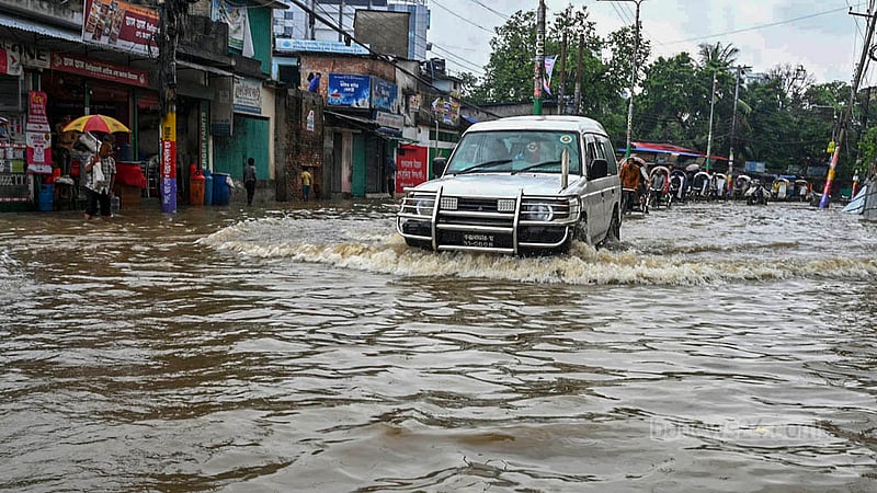 বৃষ্টি ও জোয়ারের পানির কারণে জলাবদ্ধতায় চট্টগ্রাম কাপাসগোলা এলাকায় দুর্ভোগে পড়েন যানবাহন চালকেরা।&amp;nbsp;ছবি: সুমন বাবু