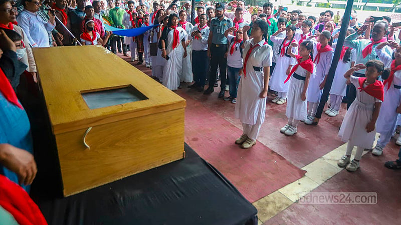 শিশু কিশোরদের সংগঠন খেলাঘরের প্রতিষ্ঠাতা পান্না কায়সারের মরদেহে শ্রদ্ধা জানায় সংগঠনটির সদস্যরা।&amp;nbsp;ছবি: তাওহীদুজ্জামান তপু