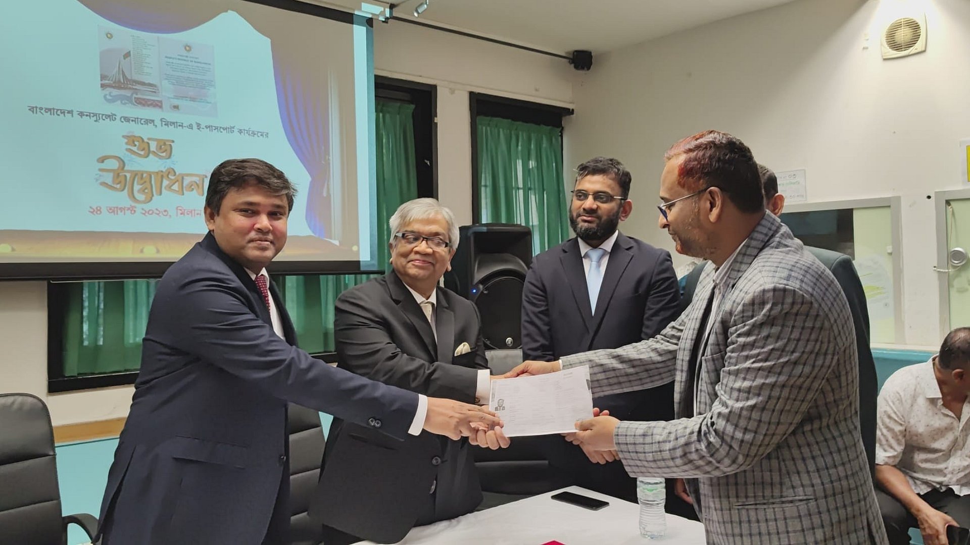 মিলানে প্রবাসী বাংলাদেশিদের ই-পাসপোর্ট সেবা চালু