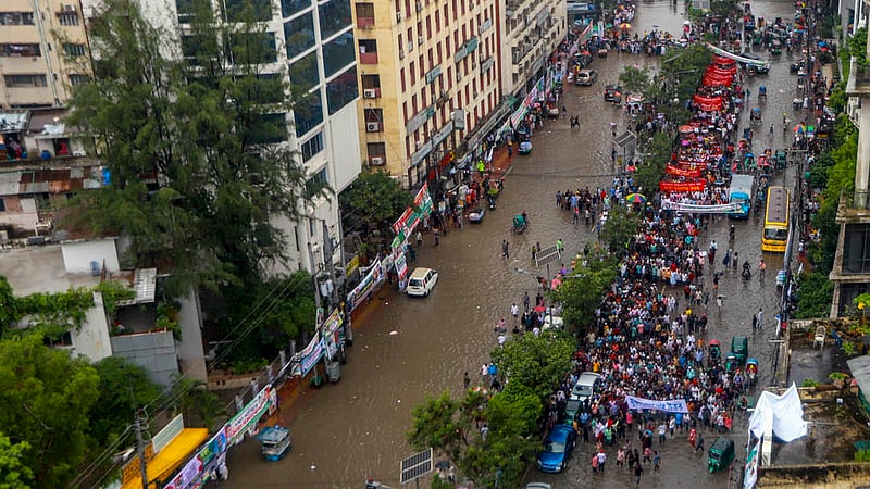 বৃষ্টিতে ঢাকার নয়া পল্টনে শুক্রবার জলাবদ্ধতা তৈরি হলেও এরমধ্যেই খণ্ড খণ্ড মিছিল নিয়ে সমাবেশে যোগ দেন বিএনপির নেতাকর্মীরা।&amp;nbsp;ছবি: তাওহীদুজ্জামান তপু