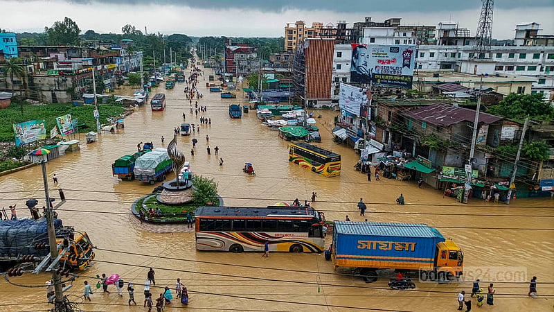 টানা বৃষ্টি ও পাহাড়ি ঢলে চট্টগ্রাম-কক্সবাজার মহাসড়কের কেরানীহাটে জলাবদ্ধতার কারণে দুই দিন ধরে যান চলাচল বন্ধ।&amp;nbsp;ছবি: সুমন বাবু