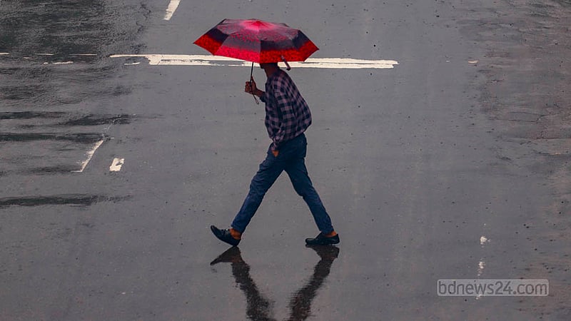 ঢাকার ধানমন্ডি এলাকায় বুধবার দুপুরের বৃষ্টিতে ছাতা হাতে পথচারীরা।&amp;nbsp;ছবি: তাওহীদুজ্জামান তপু