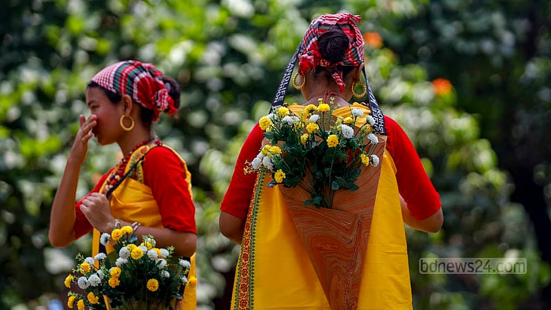 আন্তর্জাতিক আদিবাসী দিবস উপলক্ষে বুধবার ঢাকার কেন্দ্রীয় শহীদ মিনারে রঙিন সাজে খাসিয়া নারীরা।&amp;nbsp;ছবি: মাহমুদ জামান অভি