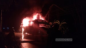 বরিশালের পথে পুড়ে গেছে গ্রিন লাইনের এসি বাস