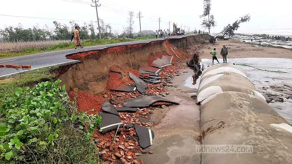 জোয়ারের তোড়ে ভাঙছে মেরিন ড্রাইভ সড়ক