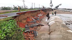 জোয়ারের তোড়ে ভাঙছে মেরিন ড্রাইভ সড়ক