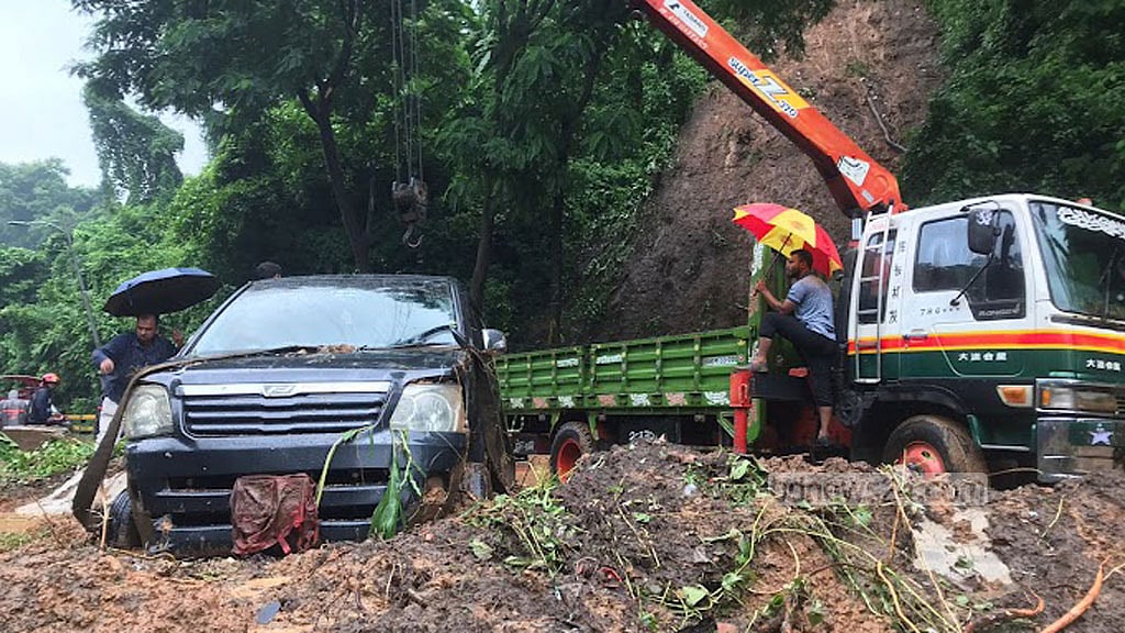 চট্টগ্রামে পাহাড় ধসে রাস্তা বন্ধ, মাইক্রোবাস আটকা
