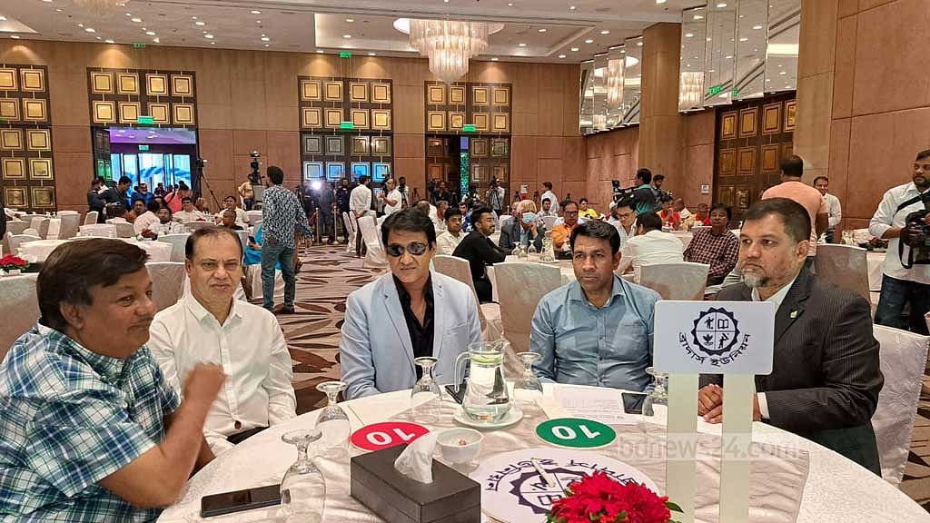 ঘটনাবহুল নিলামে সোয়া ১৩ লাখ টাকায় বসুন্ধরা কিংসে গোলরক্ষক আসিফ