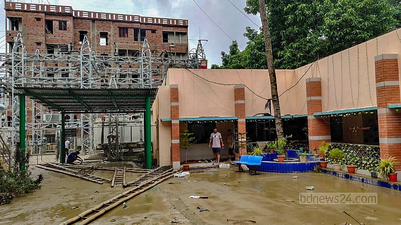 বান্দরবান শহরের বিদ্যুৎ অফিস কয়েক দিন ধরে ডুবে ছিল বন্যার পানিতে। পানি নেমে যাওয়ার পর জমে আছে কাদামাটি।