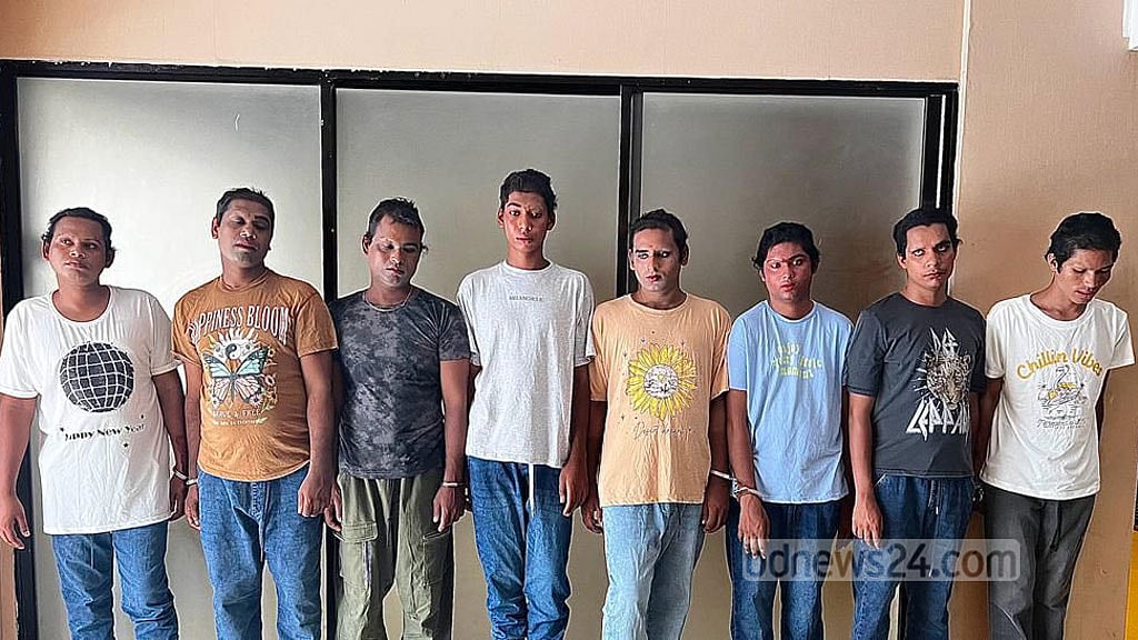 হিজড়ার বেশ ধরে টাকা আদায়: ৮ পুরুষ কারাগারে