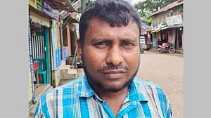 এখনো পায়ে গ্রেনেডের স্প্লিন্টার বয়ে বেড়াচ্ছেন বরগুনার সিদ্দিক