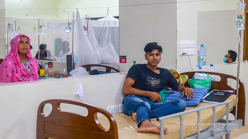 ঢাকার মোহাম্মদপুর থেকে আসা ডেঙ্গু আক্রান্ত রোগী মোহাম্মদ সজিব রোববার রাতে সোহরাওয়ার্দী মেডিকেল কলেজ হাসপাতালে ভর্তি হলেও পরদিনও পাননি মশারি।&amp;nbsp;ছবি: তাওহীদুজ্জামান তপু