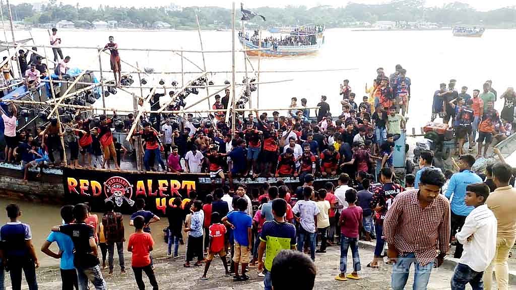 কুষ্টিয়ায় পিকনিকের নৌকা থেকে নদীতে লাফিয়ে কিশোর নিখোঁজ