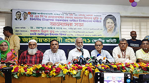 ‘একজন মানুষকে’ এত ভয় কেন, সরকারের কাছে মঈন খানের প্রশ্ন