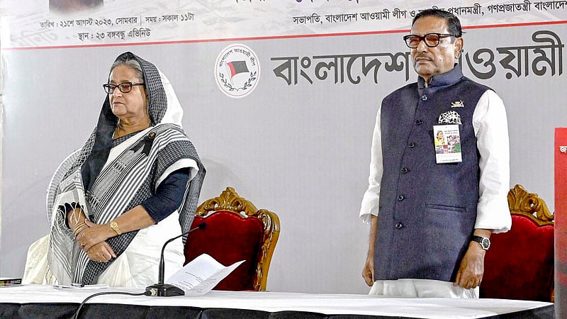 একুশে অগাস্ট গ্রেনেড হামলার ১৯ বছর পূর্তিতে বঙ্গবন্ধু এভিনিউয়ে আওয়ামী লীগের কেন্দ্রীয় কার্যালয়ে আলোচনা সভায় নিহতদের স্মরণে এক মিনিট নীরবতা পালন করা হয়। ছবি: পিএমও