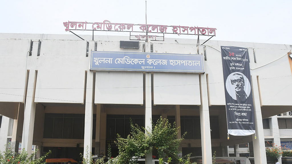 খুলনা মেডিকেল: ওষুধ ব্যবসায়ীরা দোকান খুললেন তিন দিন পর