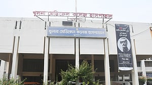খুলনা মেডিকেল: ওষুধ ব্যবসায়ীরা দোকান খুললেন তিন দিন পর